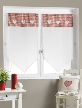 Voilages rouge et blanc